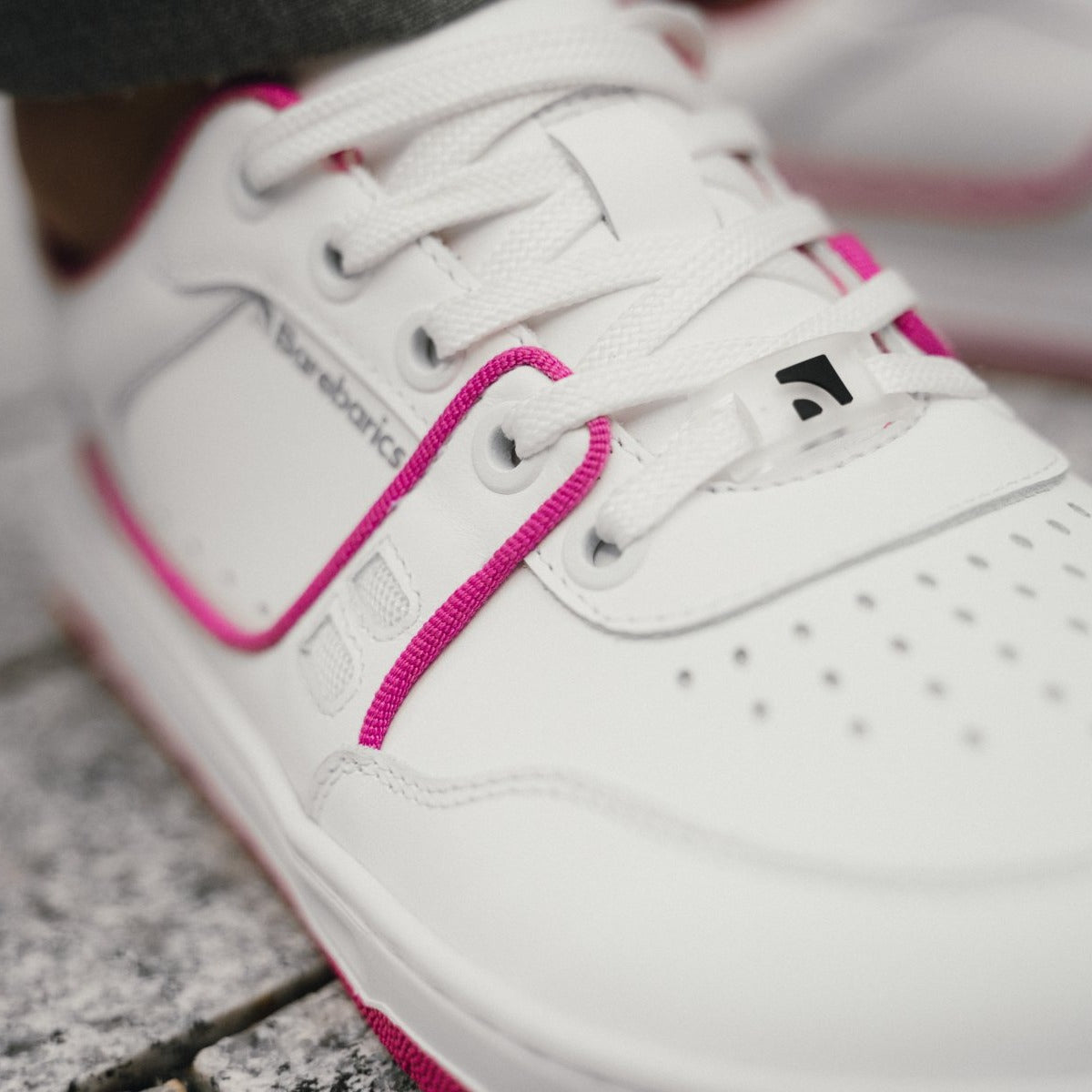 Baskets pieds nus Barebarics Arise - Blanc et rose framboise