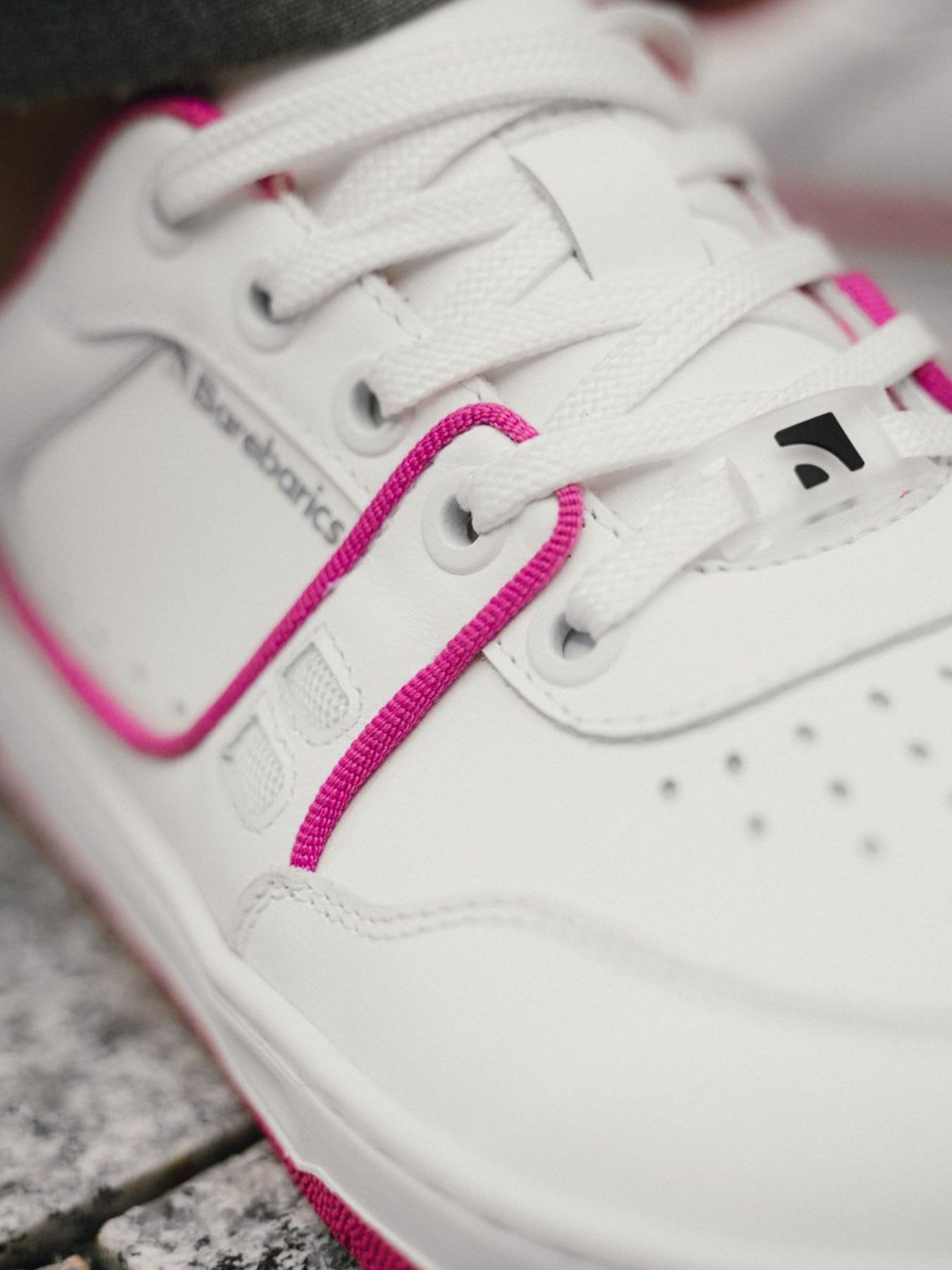 Baskets pieds nus Barebarics Arise - Blanc et rose framboise