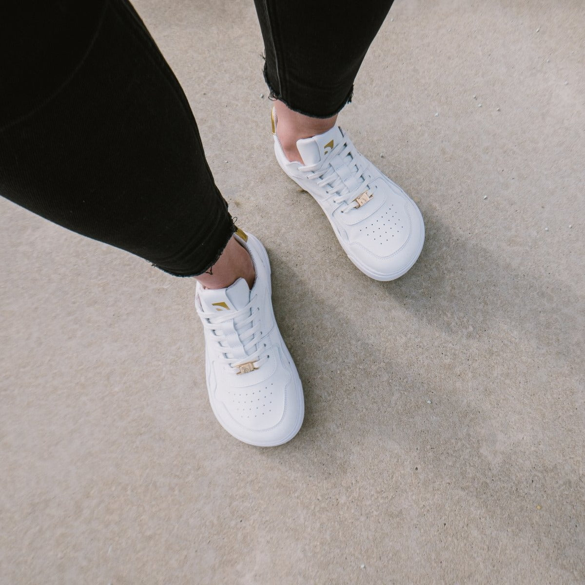 Baskets pieds nus Barebarics Zing - Blanc et or - Cuir