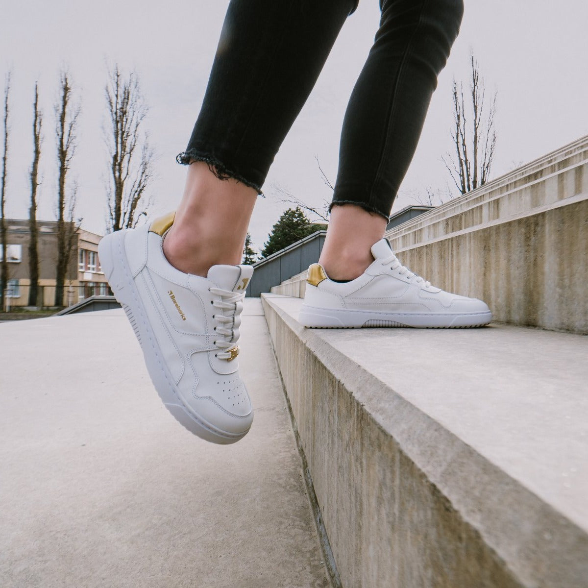 Baskets pieds nus Barebarics Zing - Blanc et or - Cuir
